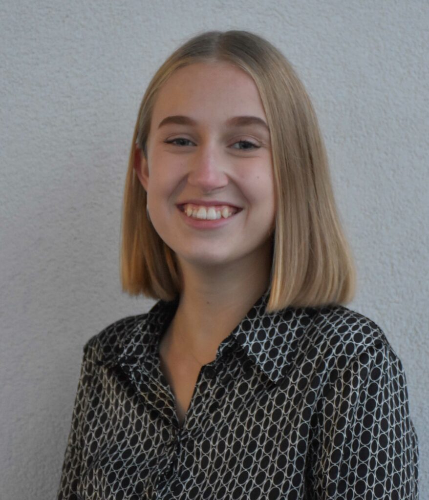 Porträtfoto Sophie lachend
